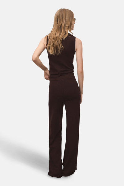 Top sans manches brun de MANGO, porté avec un pantalon large marron.