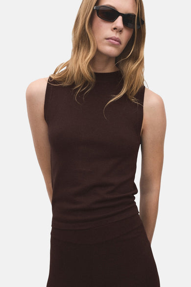 Top sans manches marron de MANGO, porté avec des lunettes de soleil noires.
