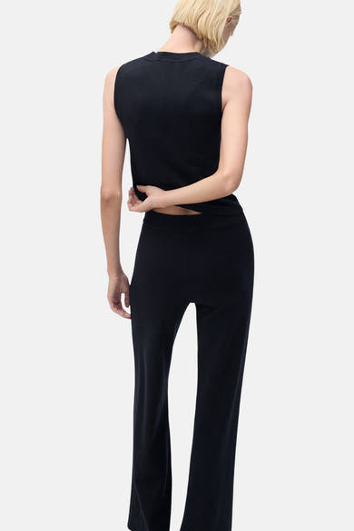 Blauw mouwloos topje van MANGO, gedragen met een zwarte broek met hoge taille.