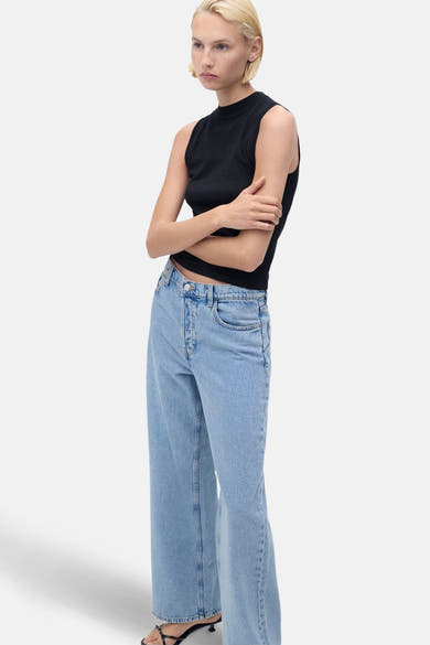 Blauw mouwloos topje van MANGO, gedragen met een wijde high-waist jeans.