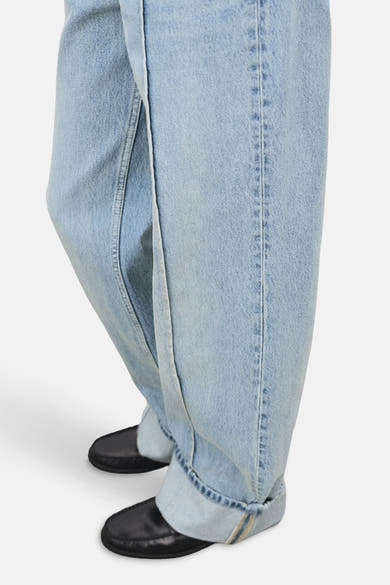 Rechte jeans van lichtblauw denim van MANGO, met omslag en zichtbare naden.