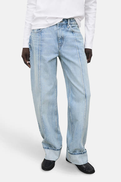 Rechte jeans van lichtblauw denim van MANGO, met zichtbare verticale stiksels en omgeslagen zomen.