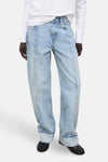 Rechte jeans van lichtblauw denim van MANGO, met zichtbare verticale stiksels en omgeslagen zomen.