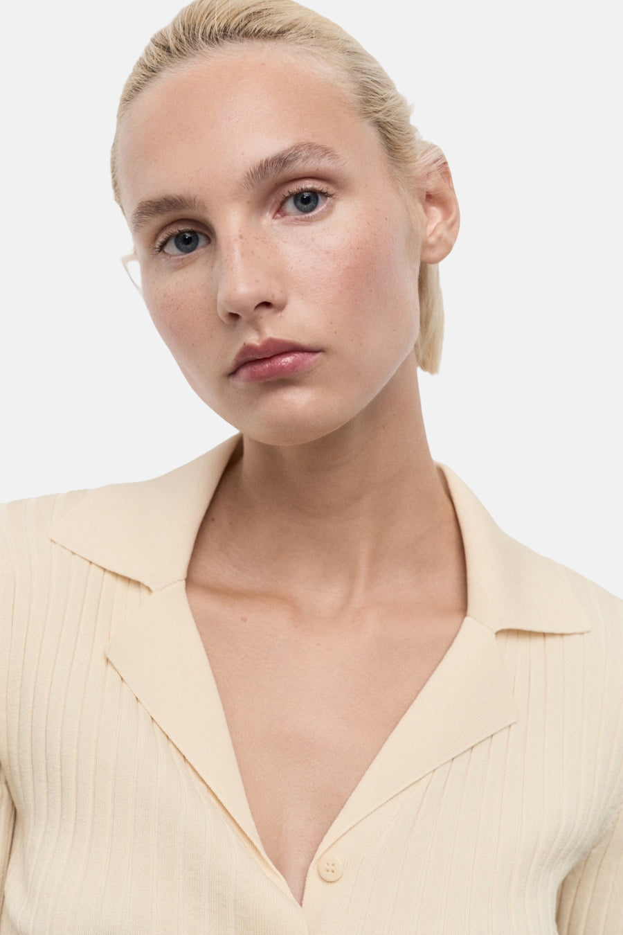 Gele MANGO-cardigan, in ribgebreide stof met overhemdkraag en knoopsluiting.