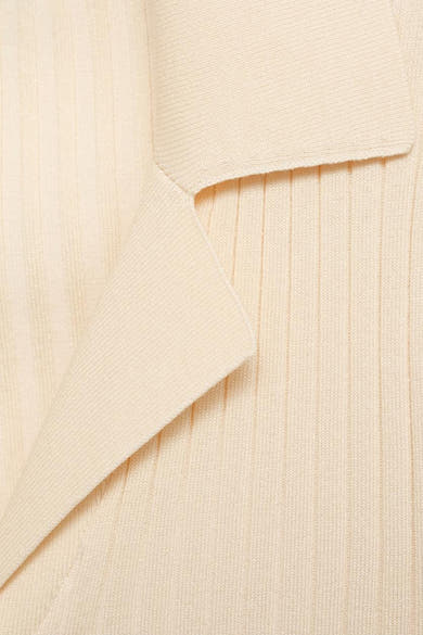 Gele ribgebreide cardigan van MANGO, met een reverskraag en een zachte textuur.