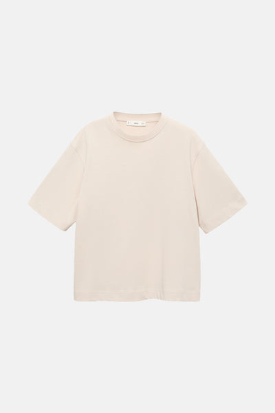 T-shirt beige à manches courtes de MANGO, coupe décontractée sur fond uni.