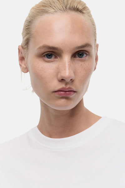 Wit T-shirt met korte mouwen van MANGO, gedragen met een eenvoudige ronde hals.