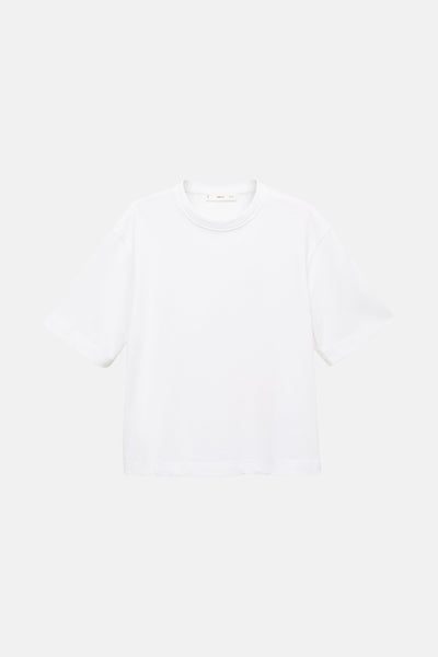 Wit T-shirt met korte mouwen van MANGO, op een effen achtergrond.