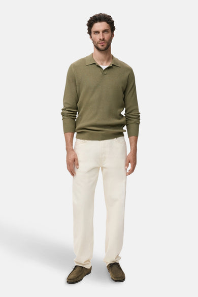 Kaki ronde hals trui van MANGO, gedragen met een wit T-shirt en een beige broek.