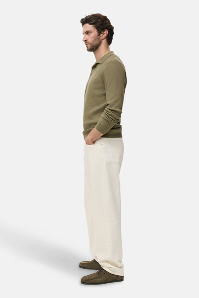 Kaki ronde hals trui van MANGO, gedragen met een witte broek en bruine schoenen, zijwaartse weergave.