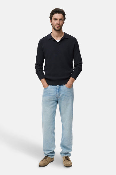 Blauwe trui met ronde hals van MANGO, gedragen met een wit T-shirt en een verbleekte spijkerbroek.