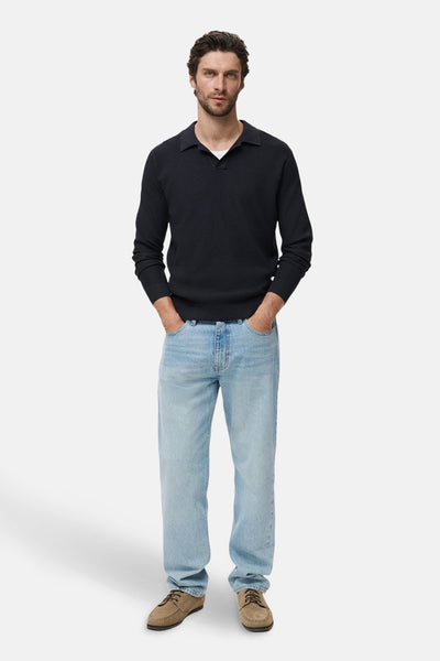 Blauwe trui met ronde hals van MANGO, gedragen met een wit T-shirt en een verbleekte spijkerbroek.
