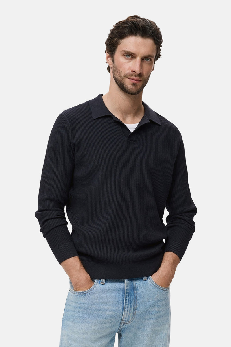 Blauwe trui met ronde hals van MANGO, gedragen met een lichtblauwe jeans, geribbelde textuur.