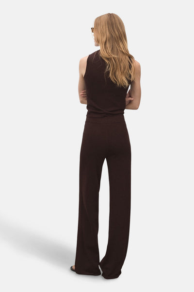Pantalon brun amples de MANGO, porté avec un haut marron sans manches, vue de dos.