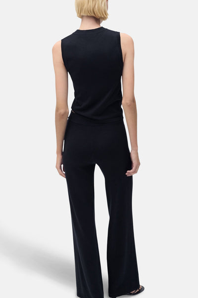 Pantalon bleu de MANGO, ample avec une texture lisse, porté avec un haut assorti.