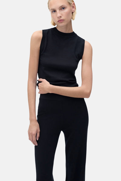 Blauwe broek van MANGO, gedragen met een effen zwart mouwloos topje.
