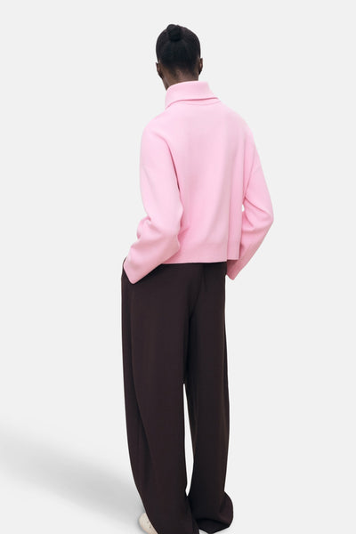 Roze coltrui van MANGO, gedragen met een wijde bruine broek, achtergezicht.