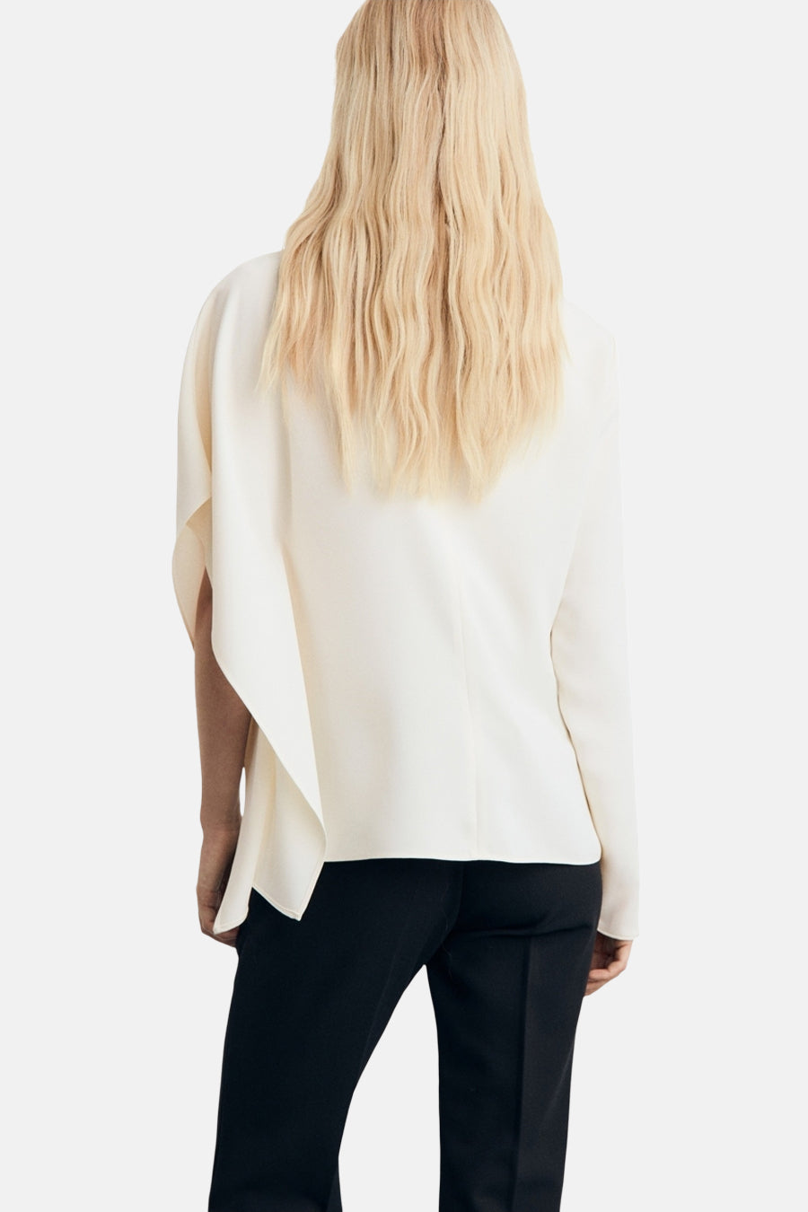 Wit overhemd met lange mouwen van MANGO, achterkant, gedragen met een zwarte broek.