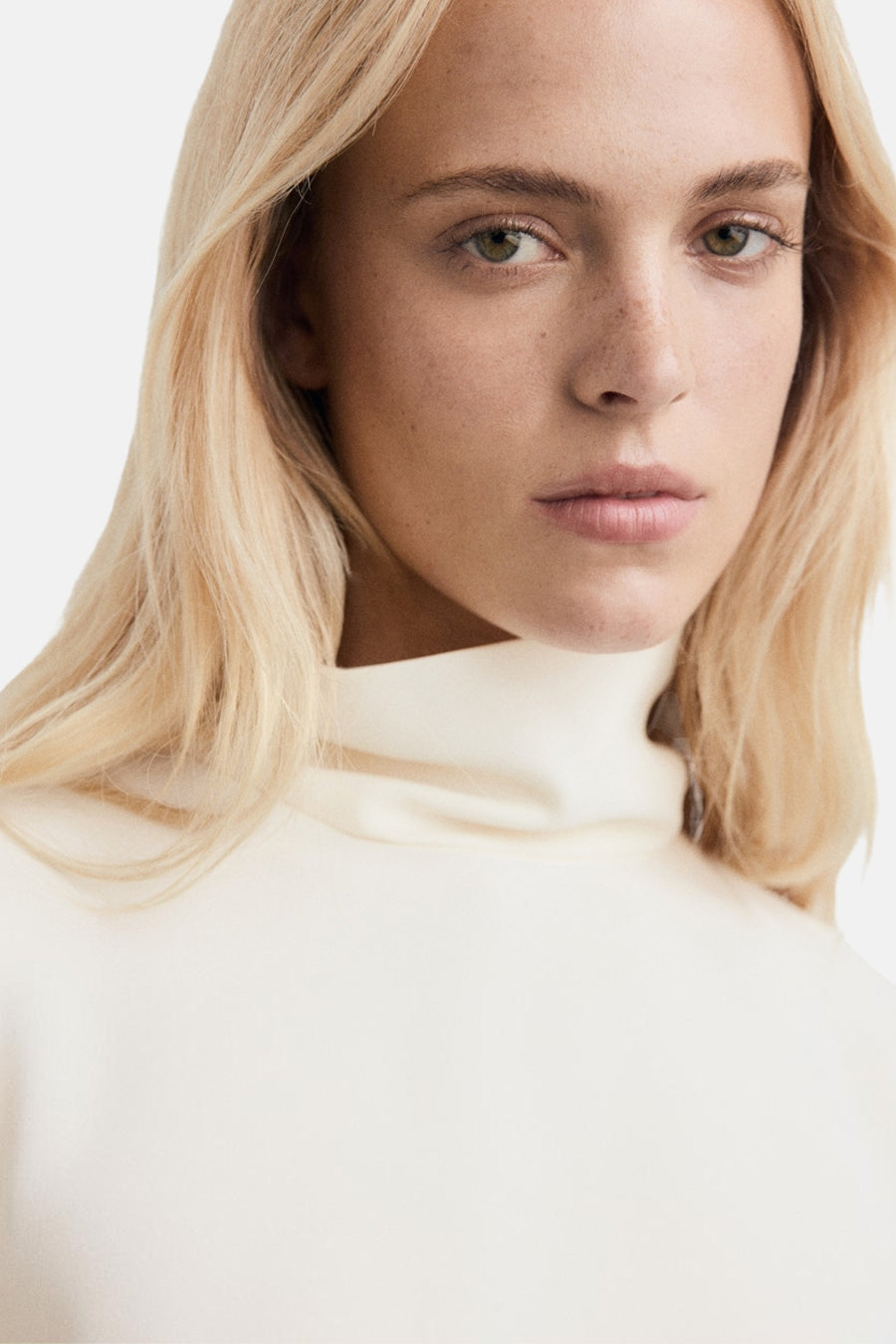 Wit overhemd met lange mouwen van MANGO, met een delicate opstaande kraag en een gladde textuur.