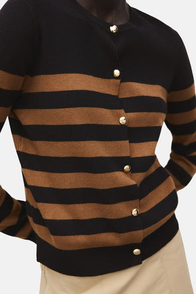 Bruin-zwarte gestreepte cardigan van MANGO, met gouden knopen aan de voorkant.