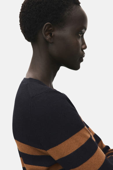 Multikleurige cardigan van MANGO, met bruine en zwarte horizontale strepen, van opzij gezien.