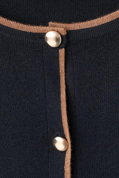 Donkerblauwe cardigan van MANGO, in ribgebreide stof met contrasterende bies en gouden knopen.