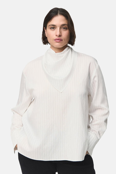 Witte blouse met lange mouwen van MANGO, met fijne strepen en een sjaalkraag.