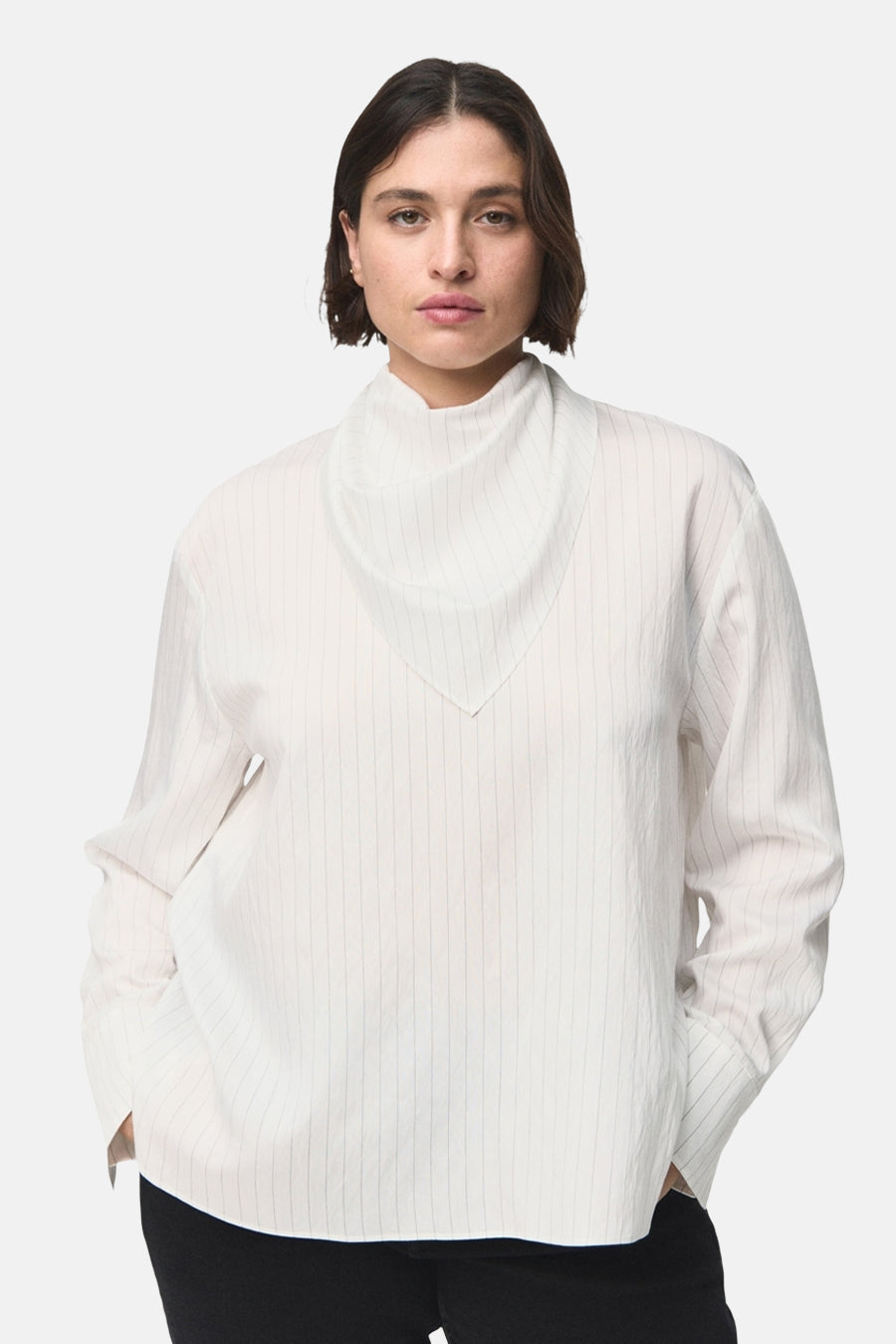 Witte blouse met lange mouwen van MANGO, met fijne strepen en een sjaalkraag.