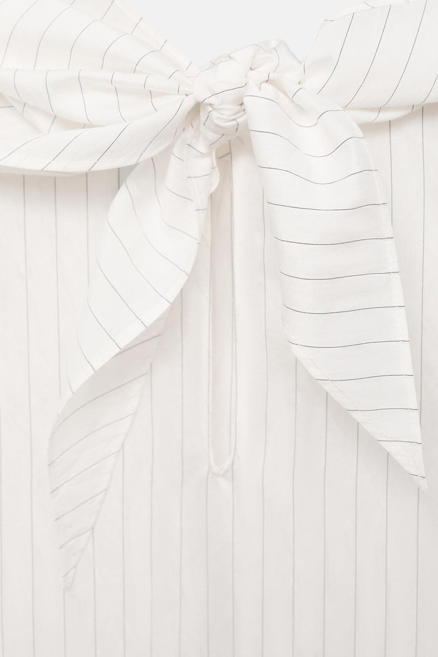 Witte blouse met lange mouwen van MANGO, verticale strepen en decoratieve strik aan de voorkant.