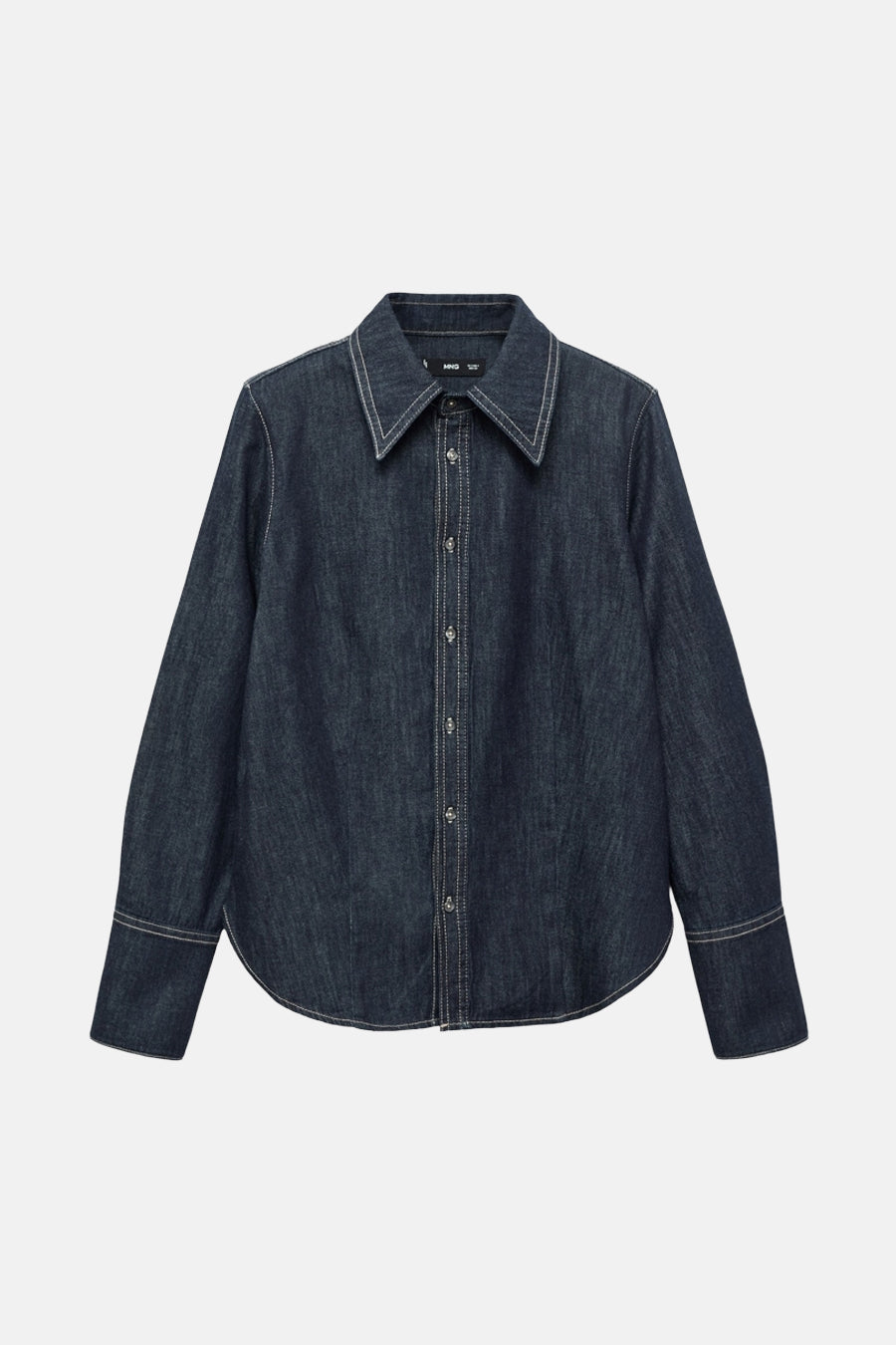 Chemise en denim bleu foncé de MANGO, avec coutures apparentes et manches longues.