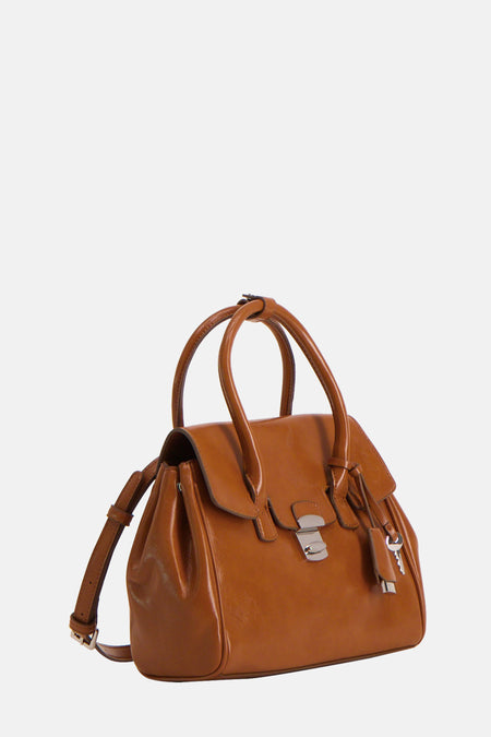 Bruine leren handtas van MANGO, met schouderriem, metalen sluiting en decoratieve sleutelhanger.