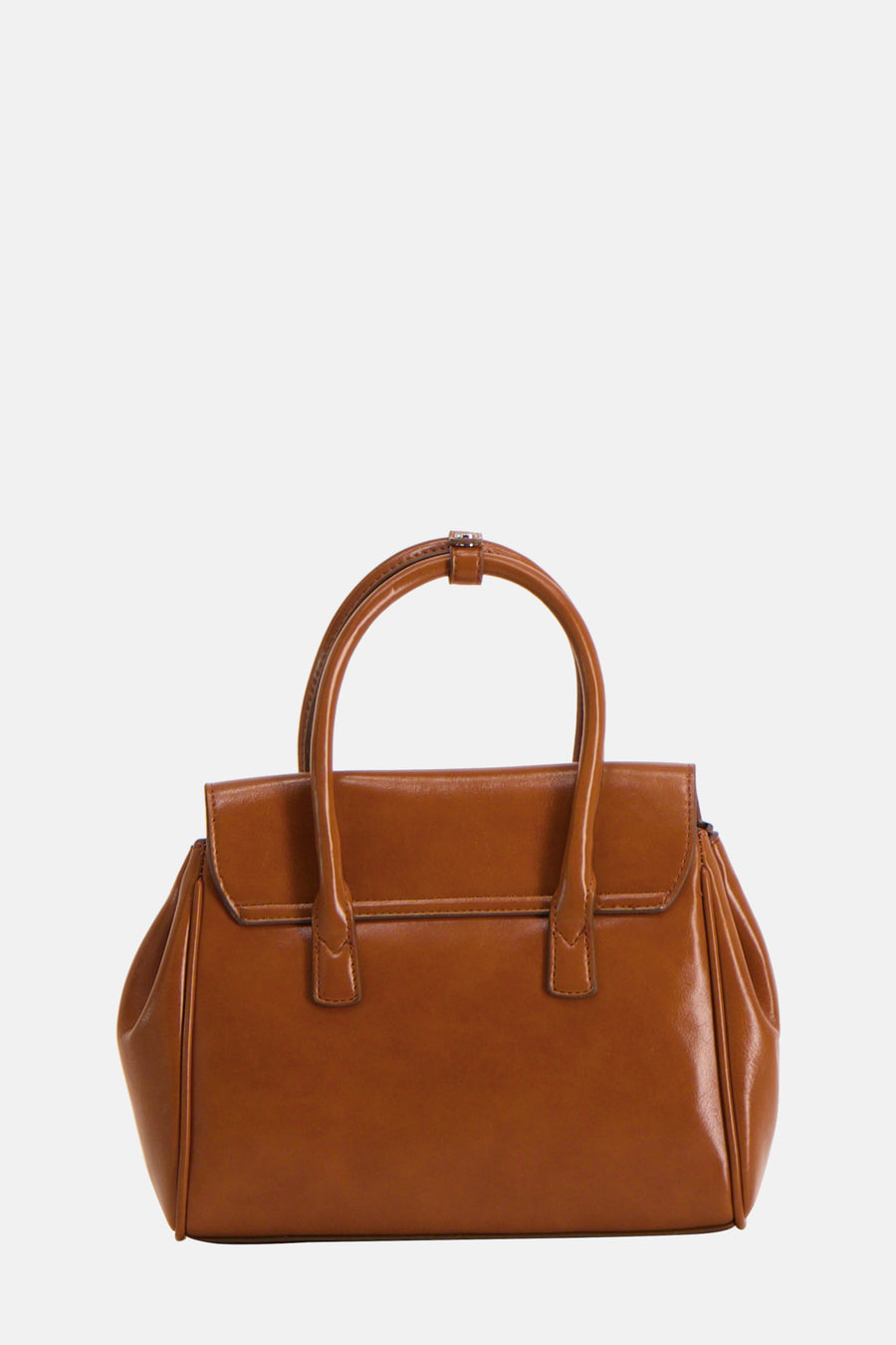 Sac à main brun de MANGO avec poignée arrondie et rabat à coutures apparentes, sur fond uni.

