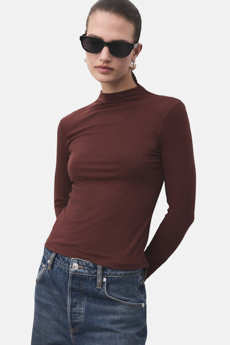 Bruin T-shirt met lange mouwen van MANGO, gedragen met een wijde jeans en een zonnebril.