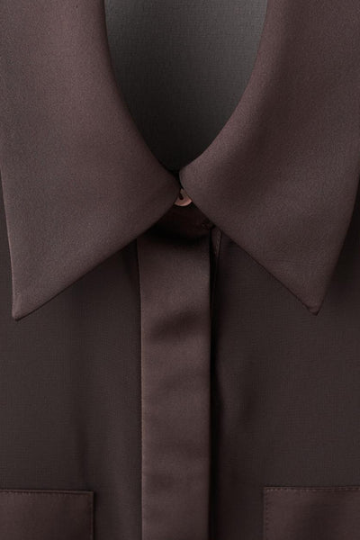 Chemise à manches longues brune de MANGO, col classique et patte de boutonnage ton sur ton.