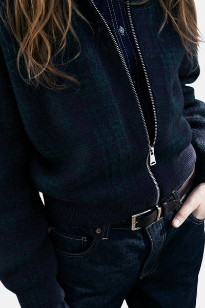 Gilet multicolore de MANGO avec fermeture éclair sur une chemise boutonnée et un jean sombre
