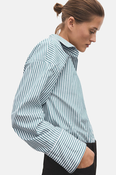 Chemise rayée vert et blanc à manches longues de MANGO, avec un ourlet arrondi et une coupe décontractée.