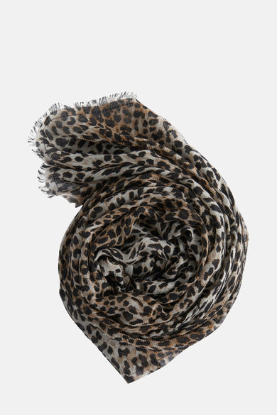 Foulard brun à motif léopard par PIECES® avec franges décoratives, enroulé sur lui-même.
