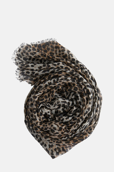 Foulard brun à motif léopard par PIECES® avec franges décoratives, enroulé sur lui-même.
