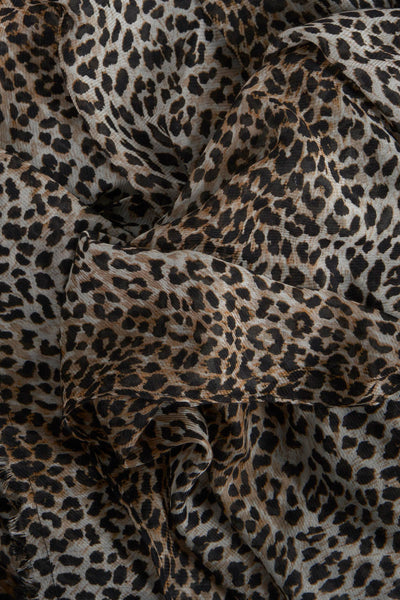 Foulard marron par PIECES® avec un motif léopard et une texture froissée.
