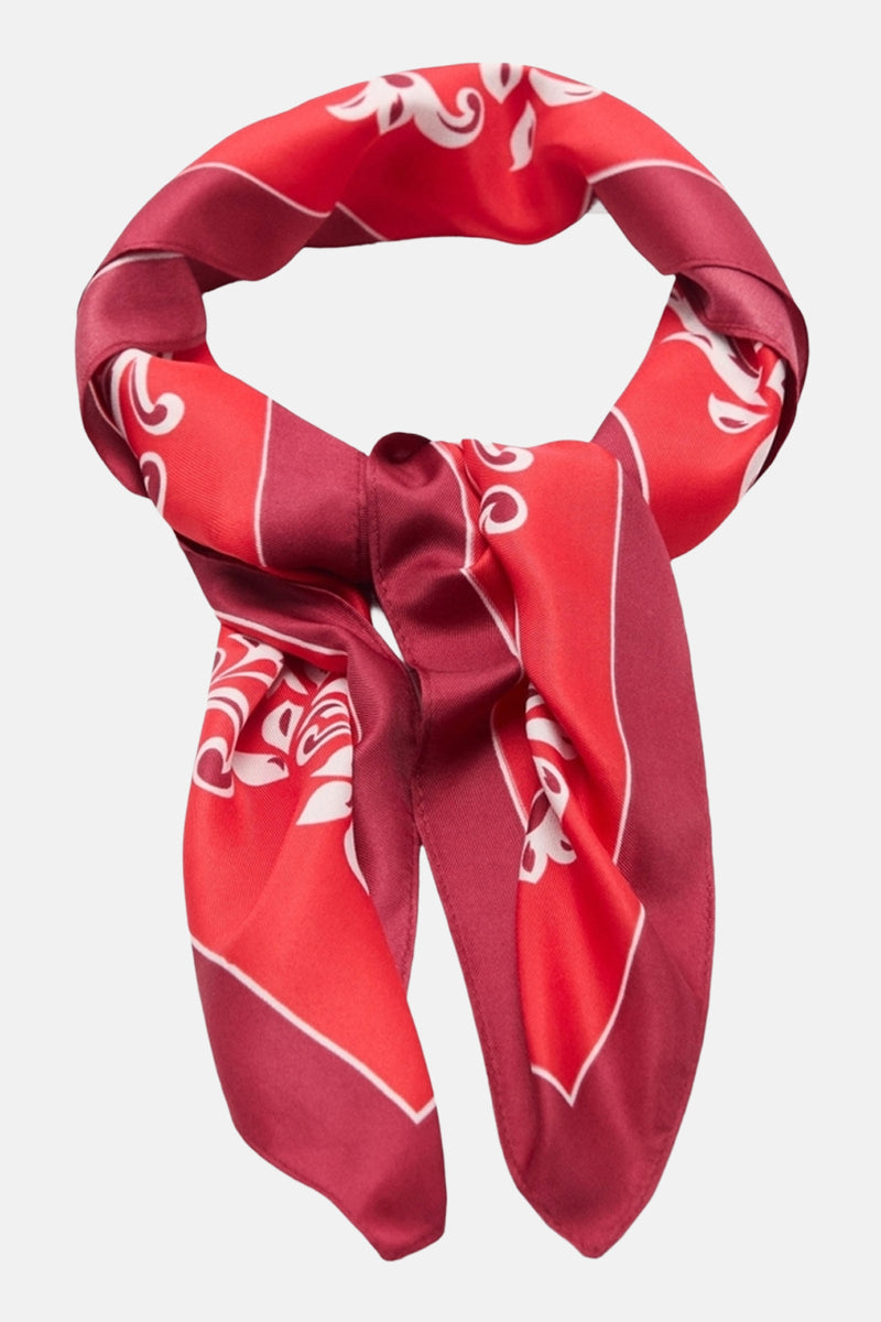 Rode sjaal van MANGO, met witte bloemenprints en tweekleurige details.