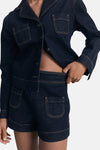 Donkerblauwe denim bermuda van MANGO, met opgestikte zakken en contrasterende stiksels.