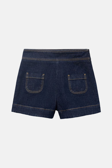 Donkerblauwe denim bermudashort van MANGO, met opgestikte zakken aan de achterkant en sierstiksels.