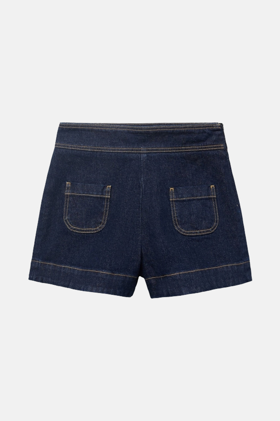 Donkerblauwe denim bermudashort van MANGO, met opgestikte zakken aan de achterkant en sierstiksels.