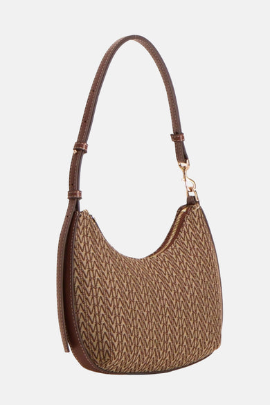 Bruine schoudertas van MANGO, met herhaald monogrampatroon en verstelbare schouderriem.