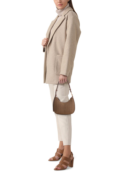 Bruine gevlochten schoudertas van MANGO, gedragen met een beige blazer en bruine hakken, zijwaartse weergave.