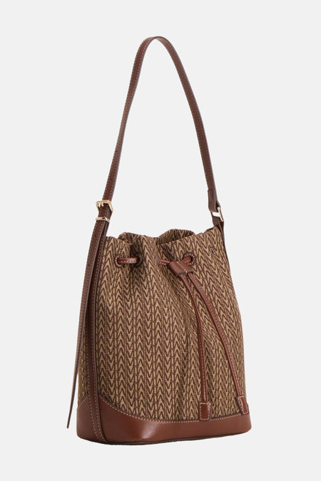 Bruine MANGO handtas met monogrampatroon, trekkoord en verstelbare schouderriem.