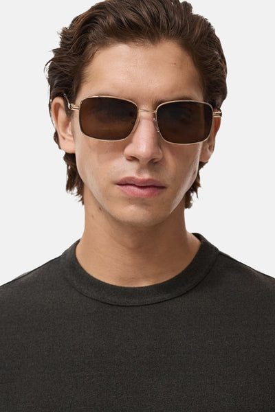 T-shirt à manches courtes noir de MANGO, porté avec des lunettes de soleil carrées à monture dorée.