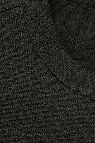 T-shirt noir à manches courtes de MANGO, texture côtelée fine et encolure ronde.