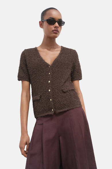 Bruine cardigan met teddy-effect van MANGO, met twee gouden knopen.