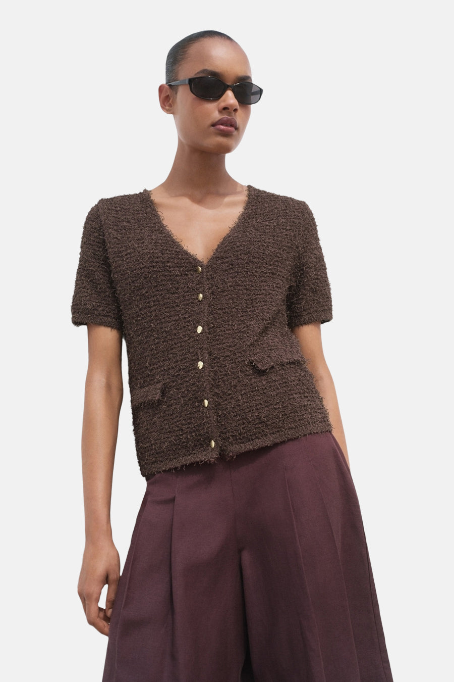 Bruine cardigan met teddy-effect van MANGO, met twee gouden knopen.